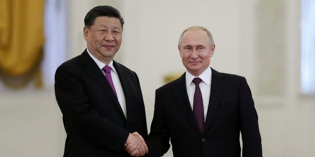 Russian President Vladimir Putin shakes hands with his Chinese counterpart Xi Jinping at the Kremlin (2019).