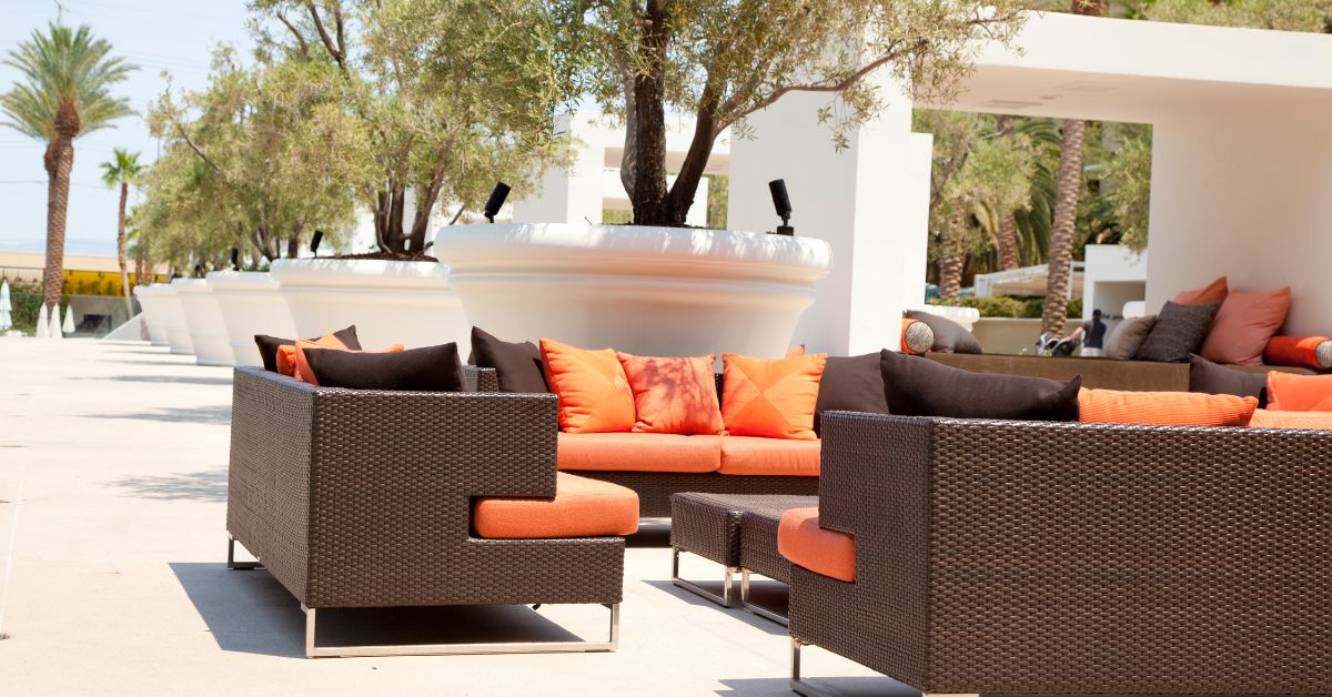 Designing a Relaxing Resort Garden with Elegant Outdoor Furniture